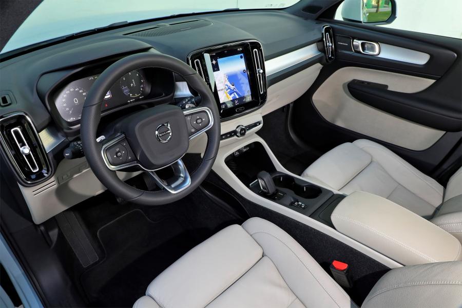Интерьер Volvo XC40 D4 Momentum 2017 года  (WW) (фото 31 из 45)